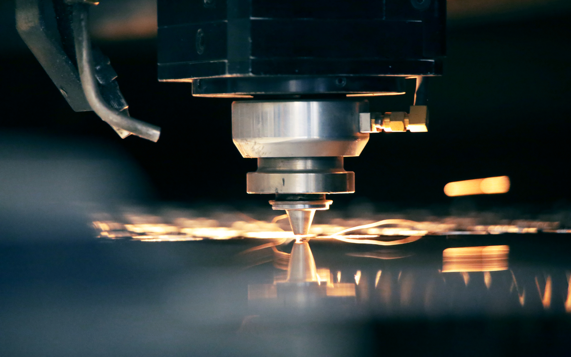 2D-Laserschneiden im Detail – Präziser Schnitt einer CO2-Laseranlage durch Metallblech bei BBM