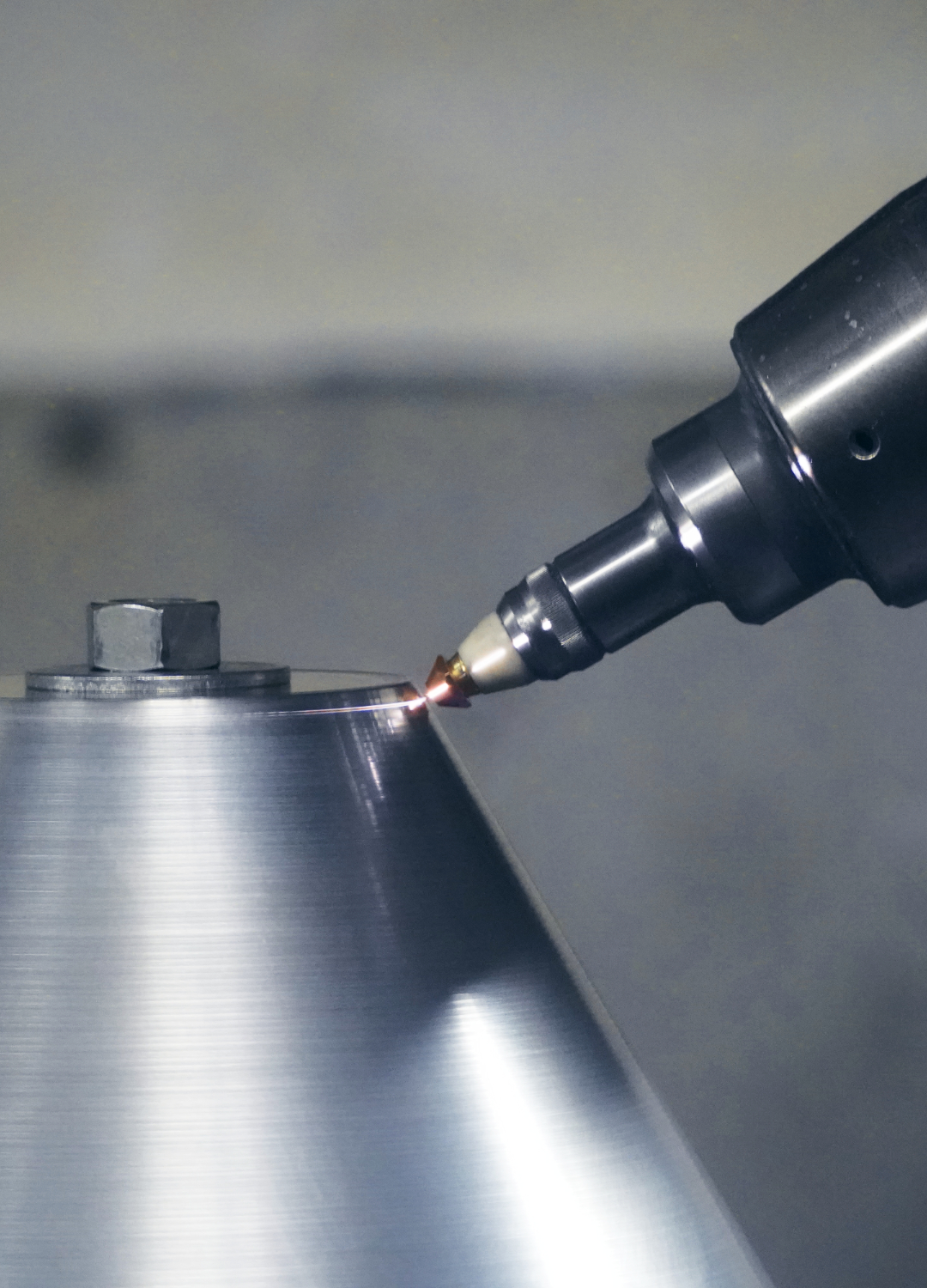 Detailansicht eines mit 3D-Laser bearbeiteten Drückteils – Präzise Konturen und saubere Schnittkanten von BBM