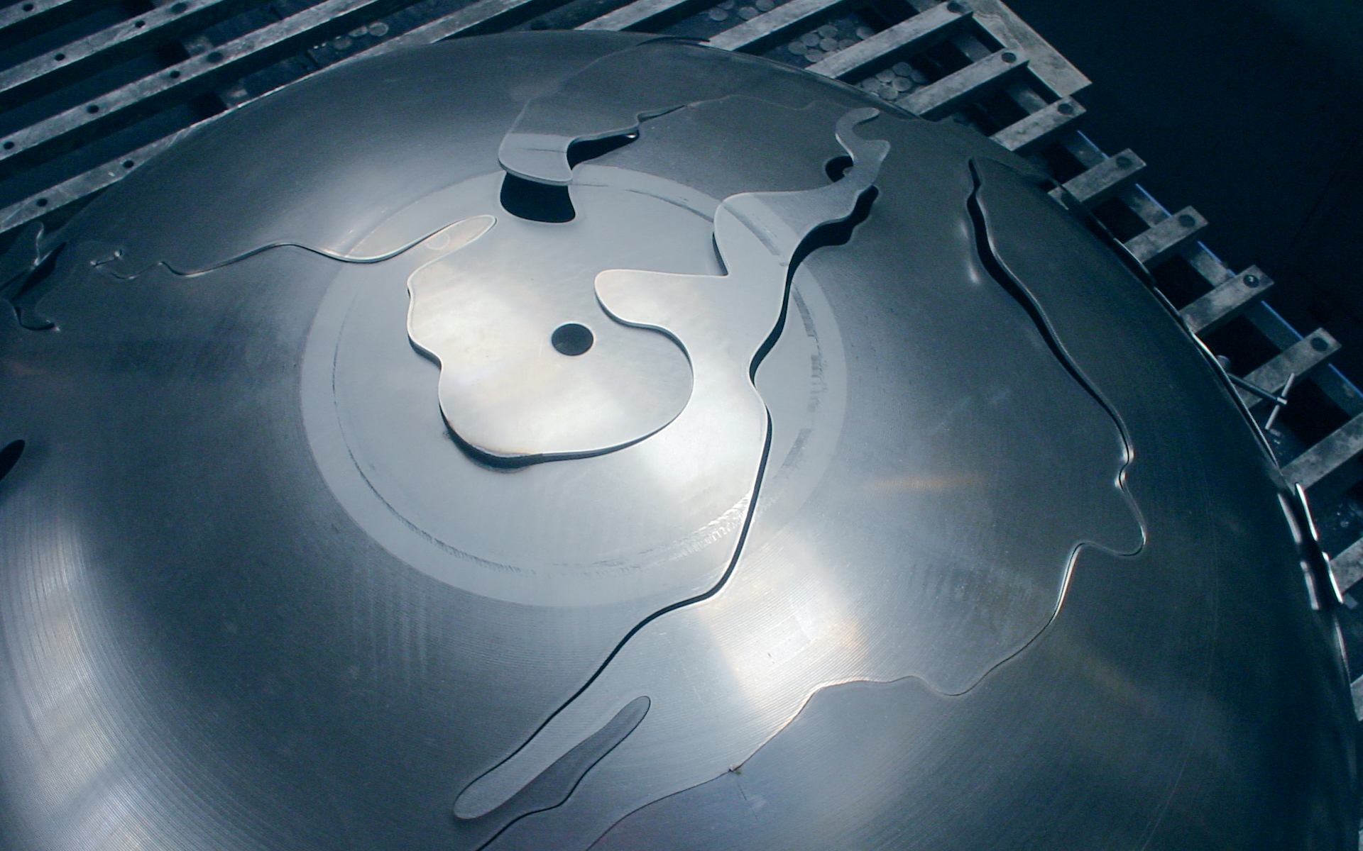 3D-lasergeschnittene Halbkugel aus Metall – BBM Lasertechnik für sphärische und komplexe Geometrien