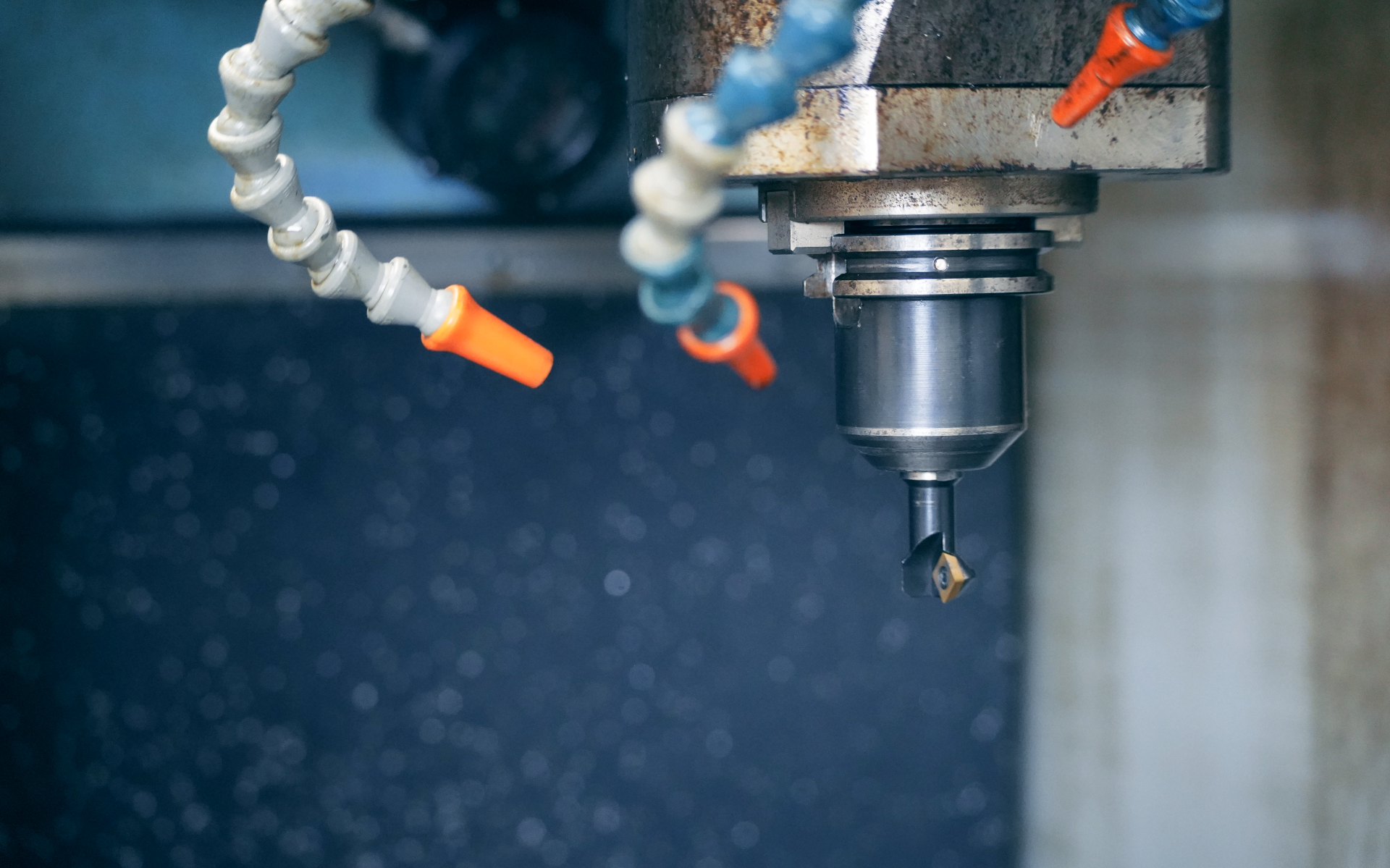 Detailansicht CNC-Fräsmaschine bei BBM – Hochpräzise Metallzerspanung