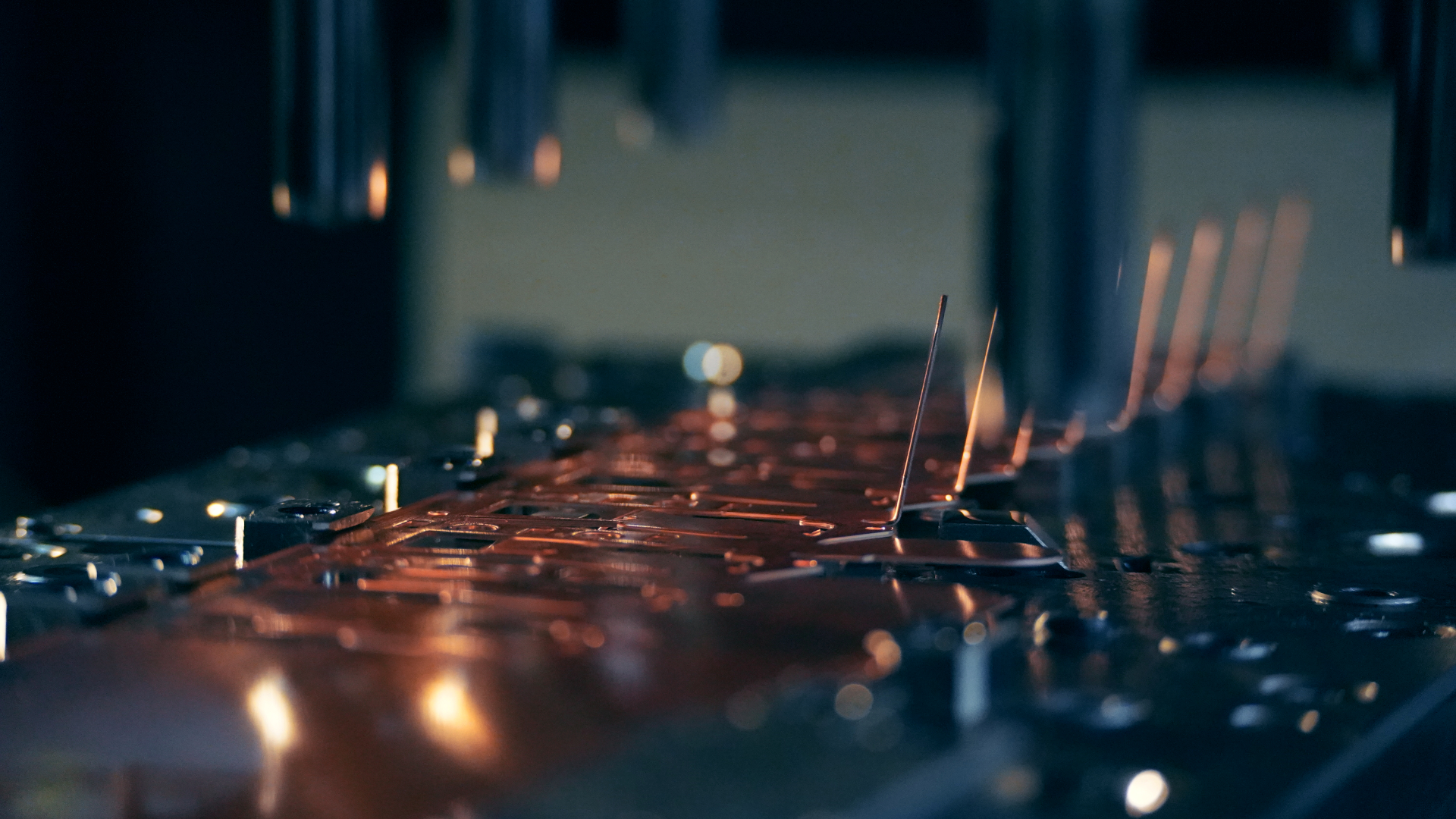 Tiefziehmaschine formt Kupfer zu präzisem 3D-Bauteil bei BBM Laseranwendungstechnik
