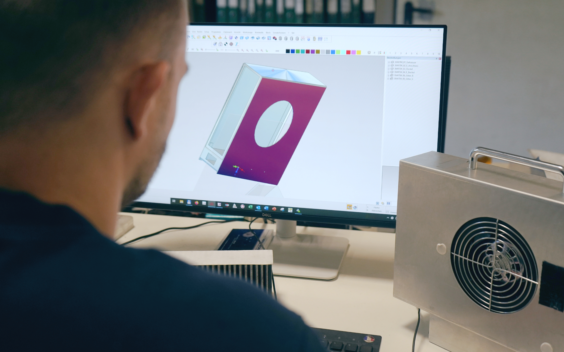 BBM Konstruktionsservice – Ingenieur erstellt CAD-Modell für Blechbearbeitung am Computer